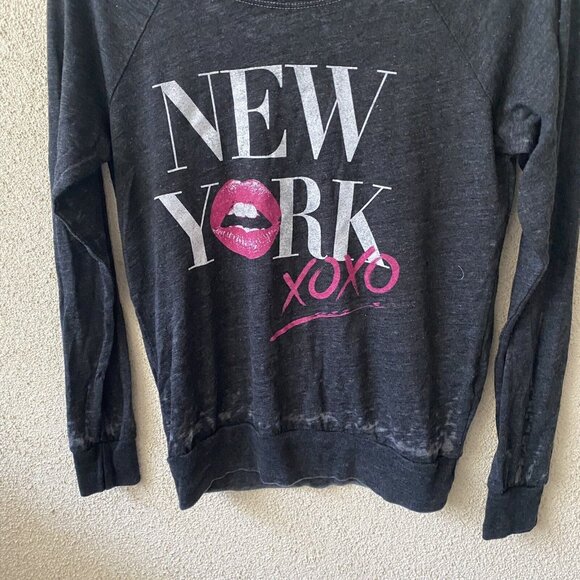 Chaser Revolve Top Black “NEW YORK XOXO" Lips Long Sleeve Sweater NEW Small - Picture 6 of 11